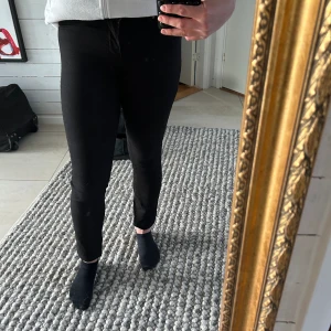 skinny jeans  - Lågmidjade skinny jeans från Gina storlek xs. Andvänd en gång