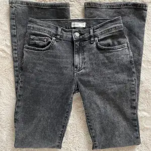 Jättefina grå jeans som tyvärr blivit för korta. Använda men i bra skick, endast lite slitna längst ner, se bild 2. Pris går att diskutera vid snabb affär💗