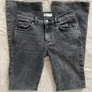 Low waist Bootcut jeans - Jättefina grå jeans som tyvärr blivit för korta. Använda men i bra skick, endast lite slitna längst ner, se bild 2. Pris går att diskutera vid snabb affär💗