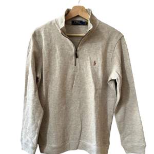 Svinaktig Ralph lauren half zip i en beige färg, mycket bra skick. Storlek S