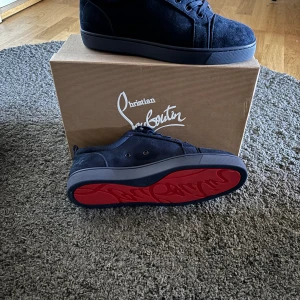 Louboutin ( sällsynta ) - Fick de i present fast det var för små. Helt oanvänd, har aldrig haft på mig det. Det är ganska svåra att få tag på så passa på.