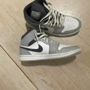 Jordan 1 mid light smoke grey - Säljer ett par snygga jordans i bra skick för att de är för små, använda ett fåtal gånger. Box och kvitto finns. Jag har köpt dem för 2499kr. Kontakta mig om ni vill veta om leveransen.