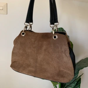 Brun axelväska - Mellanstor väska i mocka med tre stora fack, från okänt märke 🖤