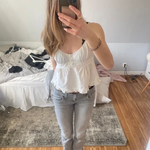 Vitt linne - Gulligt linne från brandy Melville med så söta detaljer💞 passar mig som bär s! 