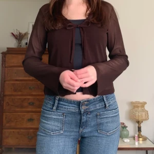 Meshkofta - Blus/kofta i mesh med knytning framtill, vintage Vila! 🤍