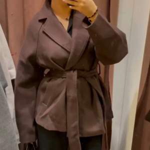 Kort brun kappa från Gina Tricot💖 Köpt av en tjej från plick, jätte fin men hittade en annan jag hellre vill ha. Säljer för 400 nypris 699! Lägg gärna prisförslag 