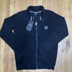 BOSS Zip Up - Säljer BOSS tröja, helt ny Storlek L som passar till M   ”Priset är ej hugget i sten” Byten kan ske också!