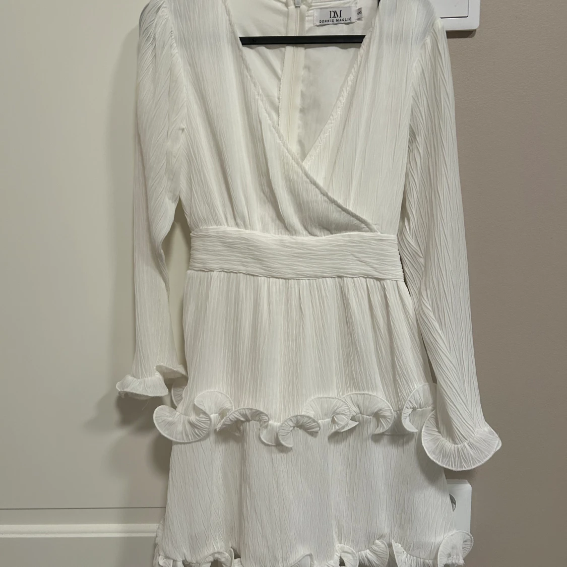 Vit klänning med volanger - 90