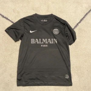 Nike, Balmain PSG tee  - Nike balmain psg tröja i storlek L, använd ett fåtal gånger så nyskick 