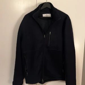 John Henric fleecejacka - Fet John Henric fleecetröja/jacka i jätte bra skick, strlk L men kan passa M då den är liten i storlek!!