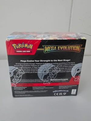Pokémon Mega Evolution Booster Box - Säljer en Pokémon Mega Evolution Booster Box med färgstark design i svart, rött och guld. Boxen innehåller samlarkort från Pokémon Trading Card Game och har tydliga loggor och grafik. Perfekt för dig som vill bygga din samling eller spela med vänner.
