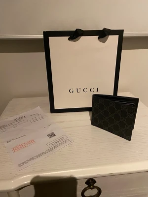 GG Plånbok  - Snygg GG plånbok helt ny, Om du vill köpa bara plånboken så får du den för 300kr men om du vill köpa med boxen och kvittot så får du den för 350kr