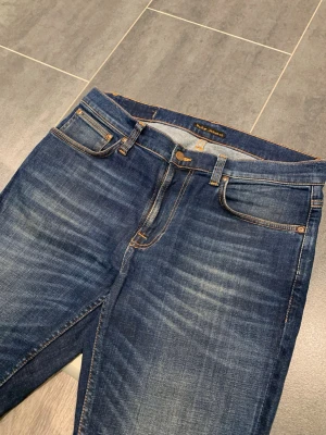 Nudie Jeans Lean Dean Dark Deep Worn - Säljer dessa jättesnygga nudie jeansen i storlek w32 L32 modell Lean Dean. De har en väldigt snygg fade och design, de passar perfekt till allt! Skriv gärna vid intresse!