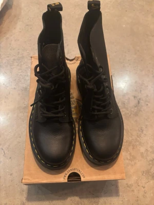 Dr martens 38 - Svarta kängor från Dr. Martens. Storlek 38, de är i ett väldigt bra skick.  Upplever att ena skon knakar ibland.. 