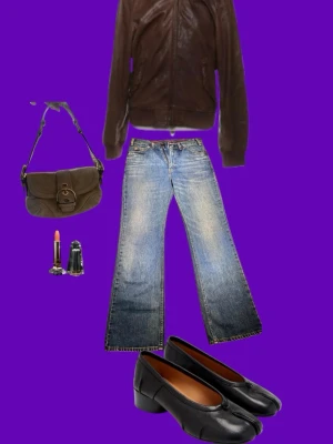 Levi's x valentino 517 bootcut blå jeans - Klassiska Levi's x valentino 517 bootcut jeans i ljusblå denim och femficksdesign. Jeansen har knappgylf, tydliga sömmar och ikonisk läderpatch bak i midjan. Perfekta för en avslappnad och tidlös stil.