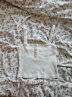 Brandy Melville linne - Vitt croppat linne från brandy Melville🤗