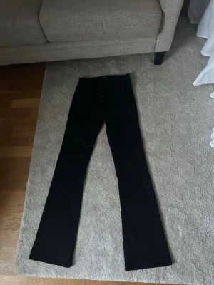 Svarta bootcut jeans - Säljer ett par svarta bootcut jeans med klassisk femficksdesign och normal midja från Only. Jeansen har utsvängda ben och är perfekta för en trendig och avslappnad look. Passar dig som gillar stilrena och tidlösa plagg, strl 38 längd 34. Säljer för 300kr 