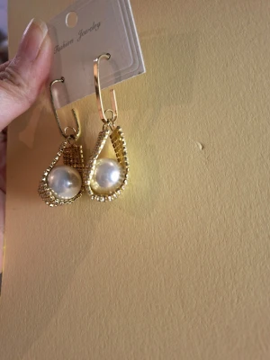 Guldiga örhängen med pärldetalj - Fler fina accessoarer finns på min profil 💍  More exquisite accessories on my profile listings.