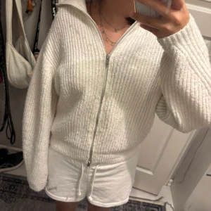 Vit stickad kofta med dragkedja - Mysig vit stickad kofta med dragkedja 
