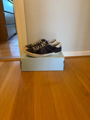 Philippe Model blå  - Jag säljer mina Philippe model skor eftersom jag har slutat använda dem. De är sköna och goa skor enligt mig. De är u storlek 43 och är true to size och i färgen Nubuck lave bleu vilket enligt mig är den fetaste färgen på philippe model skor. Priset kan diskuteras 