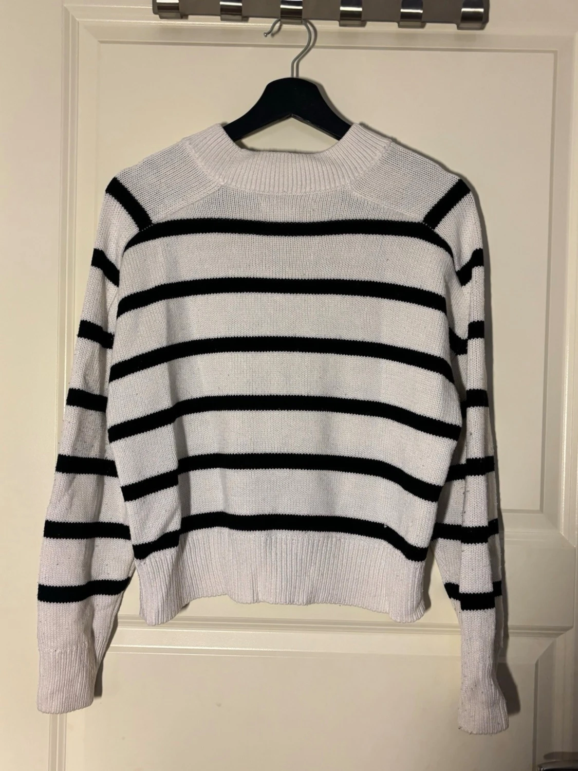 Vit stickad tröja med svarta ränder - 1