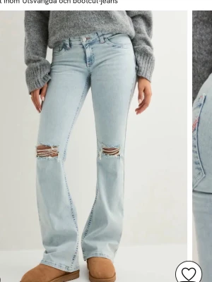Low waist bootcut jeans med hål - Säljer ett par ljusblå bootcut jeans med hål och rosa på bakfickan. Skit snygga och passar till allt! Säljer för jag använder inte längre och dom gör 700kr. Säljer för 500