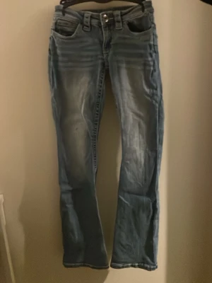 Blå bootcut jeans - Säljer ett par ljusblå bootcut jeans med låg midja. Omsydda till bootcut! Säljer då jag inte använder längre!