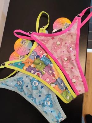 ROMWE x CAREBEARS Thing Set - ROMWE X CAREBEARS set med stringtrosor. 3st i blått, rosa och limegrönt. Alla är nya med prislappar kvar. Storlek S på alla. Dessa själjes som ett set!  Välkommen att fynda!