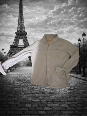 Hollister skjorta - Klassisk blå skjorta från Hollister med knappstängning framtill och liten logga på bröstet. Skjortan har lång ärm och normal passform, perfekt till jeans eller chinos för en clean look. (Pris kan diskuteras)