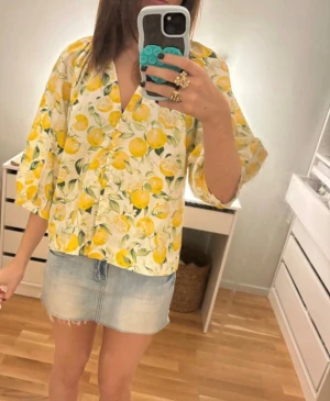 Blus med citronmönster och trekvartsärm - Superfin! Storlek L men är som en oversized blus/skjorta. Superfin till sommaren🍋💕Pris kan absolut diskuteras