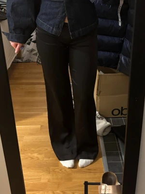 Lågmidjade satinbyxor  - Lågmidjade satinbyxor köpta av en tjej här på plick som hon sytt ned midjan på. Obetydligt använda. Passar bra på mig som brukar ha S och är ca 170cm, lite långa i benen!