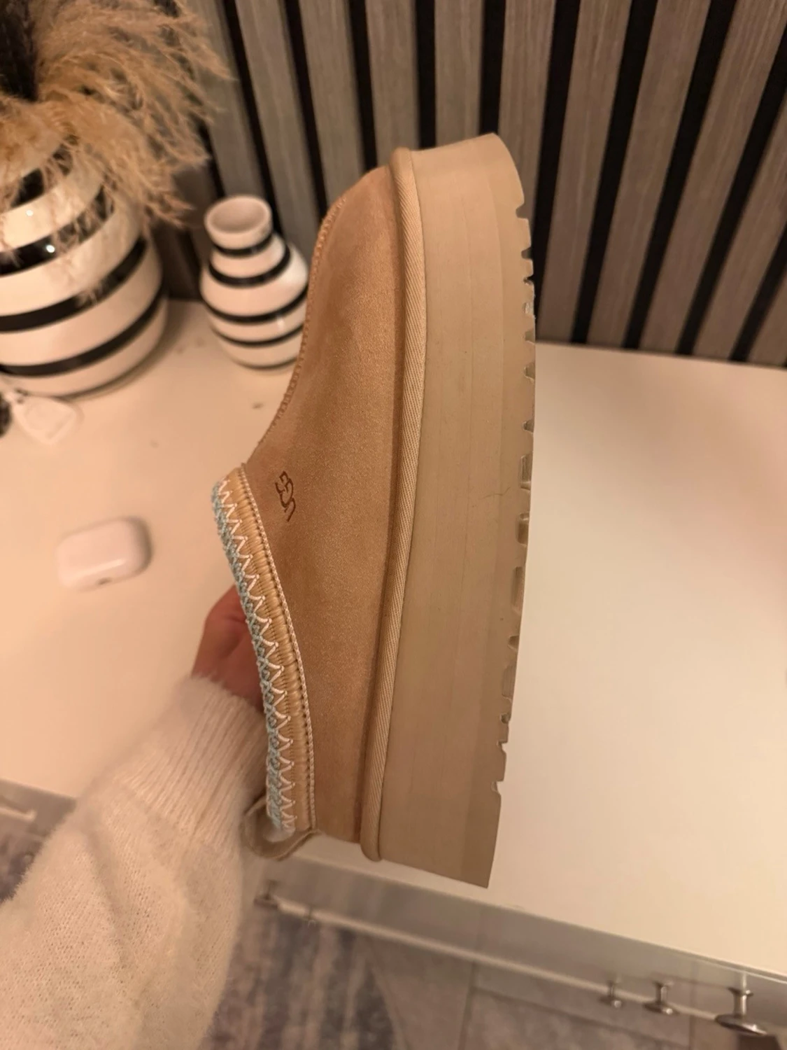 Beige UGG tofflor med fårfoder - 2