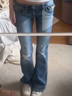 Gina Young jeans - Säljer ett par blå bootcut jeans med slitningar på knäna och lätt tvättade detaljer. Jeansen har låg midja och klassisk femficksdesign. Perfekta för en avslappnad och trendig look. Från Gina Young 14+