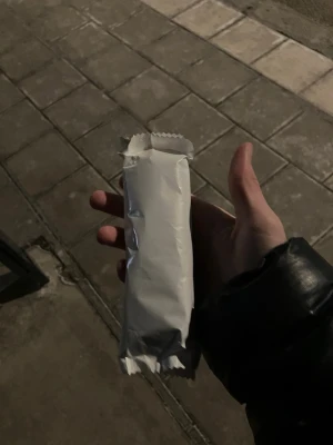 Begagnad glass - Säljer en oöppnad vit förpackning i avlång form. Förpackningen är helt slät utan synliga märken eller text och är tillverkad av plastmaterial. Perfekt om du behöver en neutral förpackning till något eget projekt.