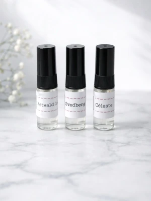 Parfymprover Retwald,Svedberg, Céleste - Tre små parfymprover i genomskinliga glasflaskor med svarta plastlock. Flaskorna har vita etiketter med texten Retwald 16, Svedberg och Céleste. Perfekt för dig som vill testa olika dofter innan du bestämmer dig.