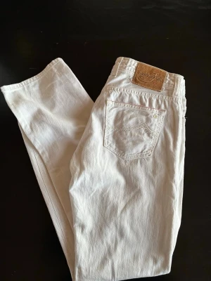 Jacob Cohën limited edition  - Säljer dessa vita riktigt snygga Jacob cohën jeans då de inte riktigt var rätt storlek för mig, storleken är size 34 å de är ganska stora i storlek,Passform är regular och skicket är mycket bra!