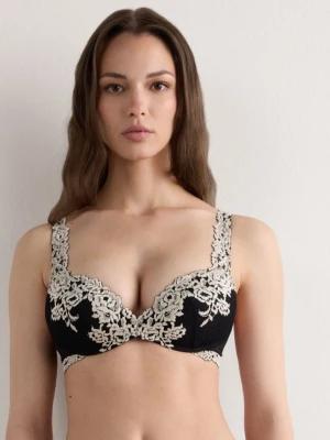 Intimissimi bh - Svart intimissimi bh med vita detaljer. Lite andvänd och I fint skick. Kontakta om frågor eller fler bilder.