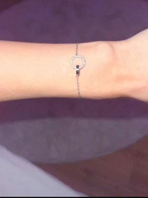 Edblad Armband  - I modellen Eternal Orbit, som ny, endast använd på bild. Säljer då jag använder guld och ej silver. Har tyvärr ej kvar boxen. De kosta 499 nypris i butik