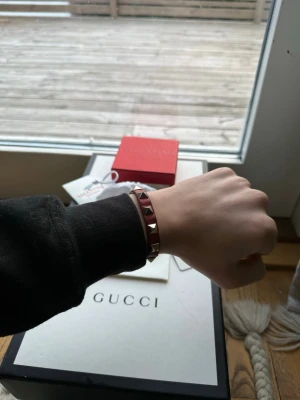 Valentino armband  - Tjabba! Säljer nu detta valentino armbandet! Det är i ett okej skick 6/10! Om ni har några frågor eller funderingar så är det bara att höra av sig!😁
