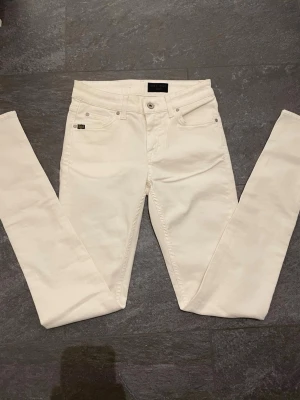 Vita skinny jeans från Tiger of Sweden - Snygga vita skinny jeans från Tiger of Sweden. Skick 9/10 storlek 27/32