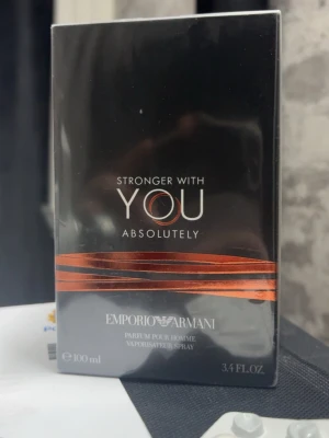 Stronger With You Absolutely parfym - Stronger With You Absolutely från Emporio Armani är en parfym i en elegant svart och kopparfärgad förpackning. Flaskan rymmer 100 ml och har en modern, stilren design som känns lyxig och tidlös. Perfekt för dig som gillar exklusiva dofter.