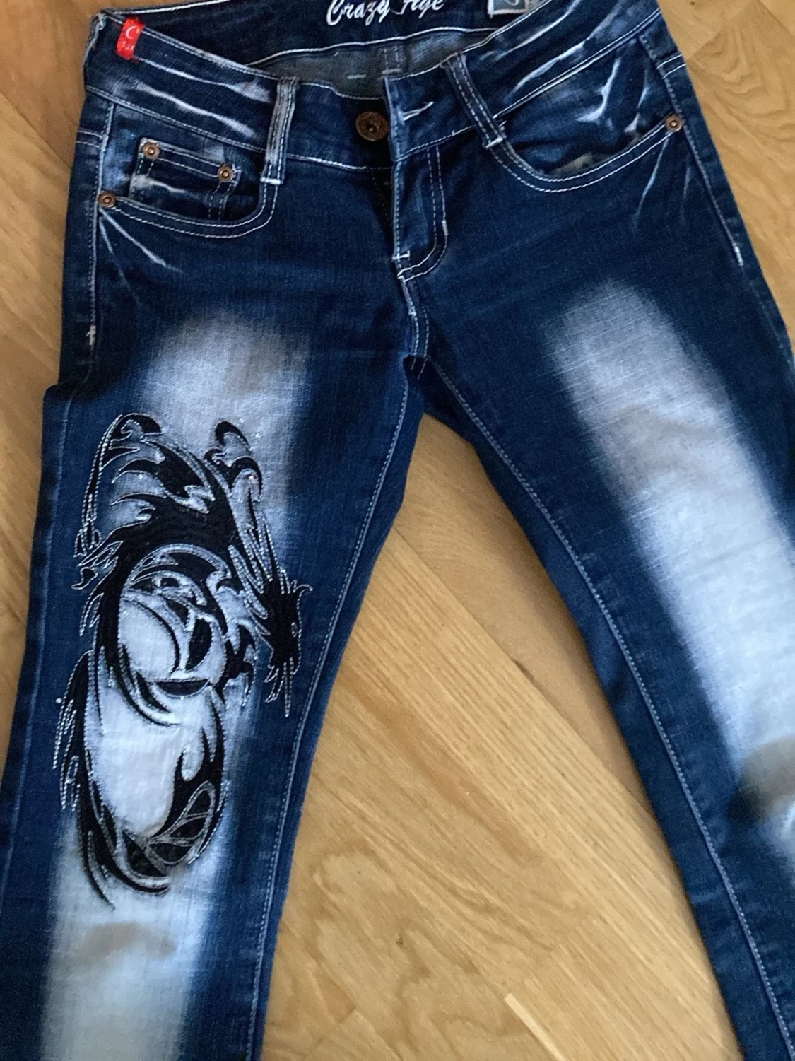 Blå bootcut jeans med fjärilsbrodyr - 3