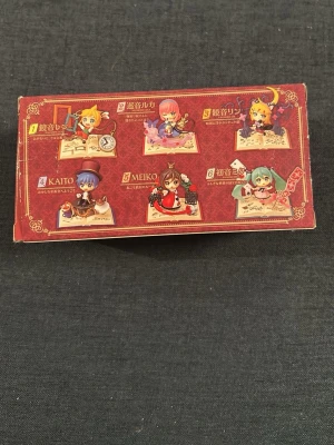 Vocaloid Secret Wonderland figurbox - Säljer en färgglad samlarbox från Re-Ment med Vocaloid-tema, Secret Wonderland Collection. Boxen har motiv av kända Vocaloid-karaktärer som Hatsune Miku, Kagamine Rin och Kaito i chibi-stil, inspirerade av sagovärldar. Perfekt för dig som gillar anime och söta figurer.