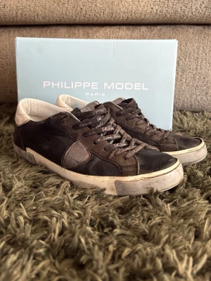 Philippe Model svarta sneakers - Säljer ett par Philippe model skor i storlek 41, har en skada på höger häll så pris kan diskuteras hör av er vid minsta fundering!😊