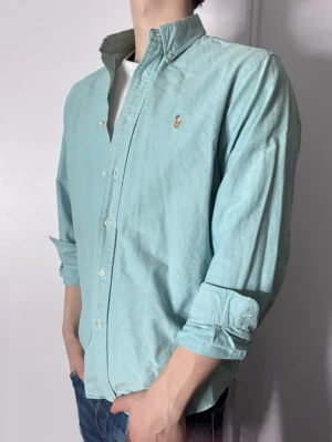 Ralph Lauren Skjorta - Följare får 100kr rabbat på originalpriset! Skjortan är från Ralph Lauren och har storleken L. Den är i ny skick och supersnygg. Nypris ca 1600kr! Glöm inte att följa🌊🍾