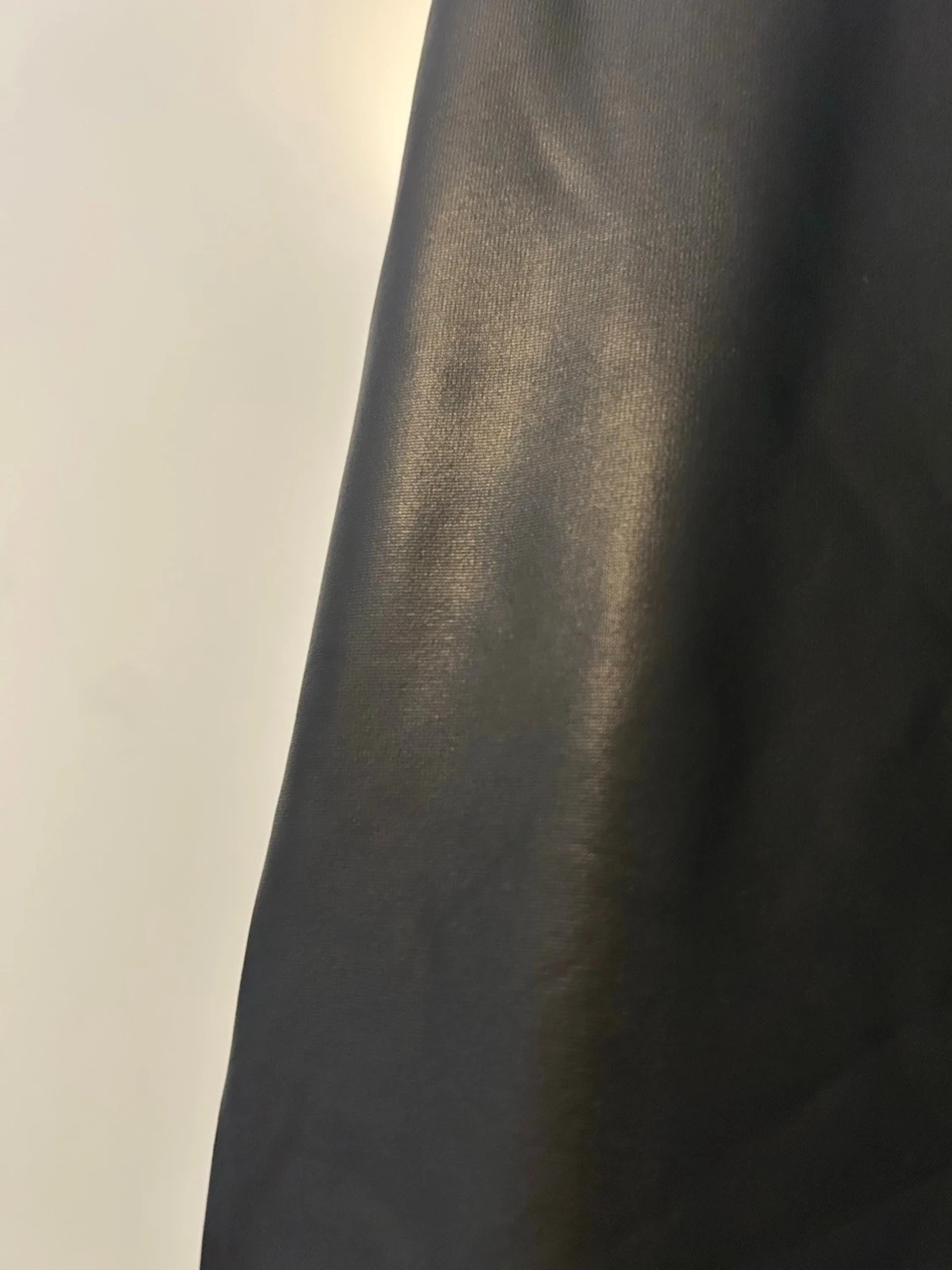 Svarta leggings i fuskskinn - 5