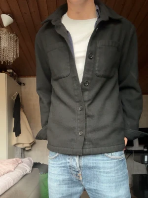 Overshirt från donce de la sense - Snygg overshirt från donce de la sense i storlek M. Finns inga defekter och kvitto finns. OBS säljs inte längre och är slutsåld i alla storlekar.