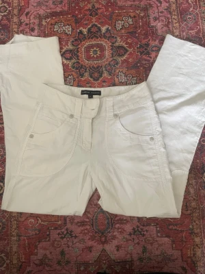 Low waist byxor  - Low waist vita byxor i linne. Knappen åkte av men skickas med, där av priset. Jätte snygga när man är brun till sommaren! I storlek 34 