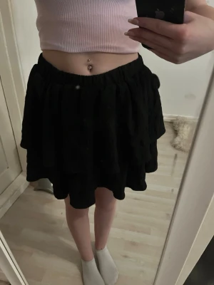 Svart kjol - Svart kjol som aldrig används