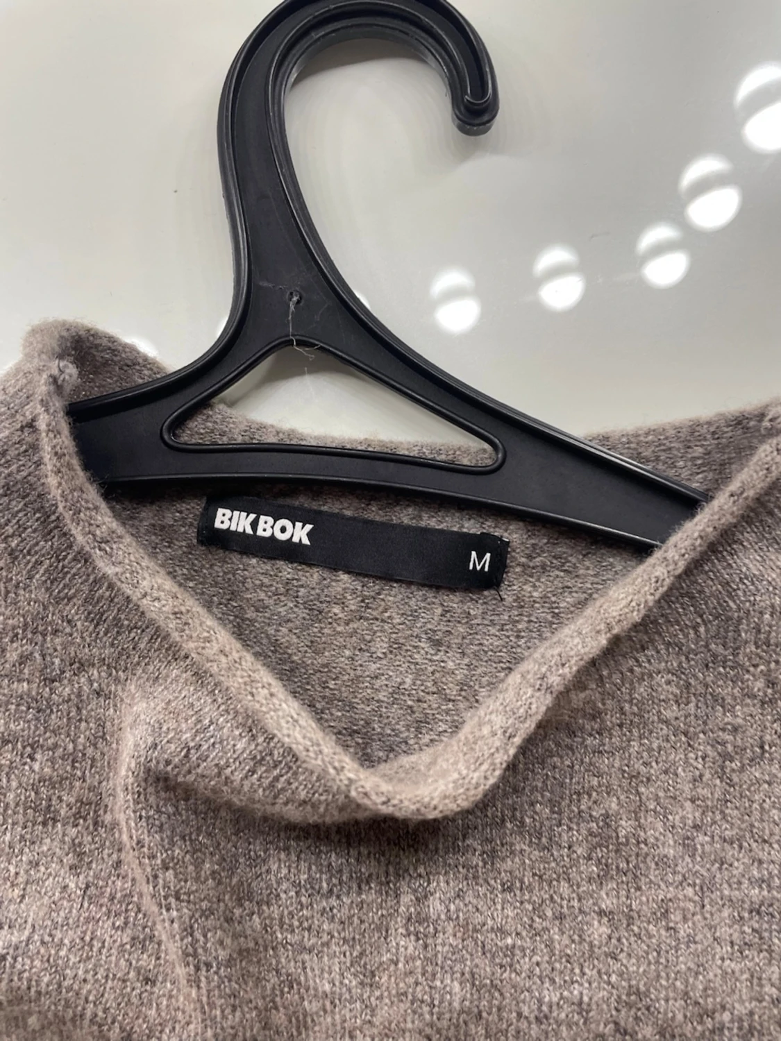 Grå stickad topp med knyt i ryggen - 2